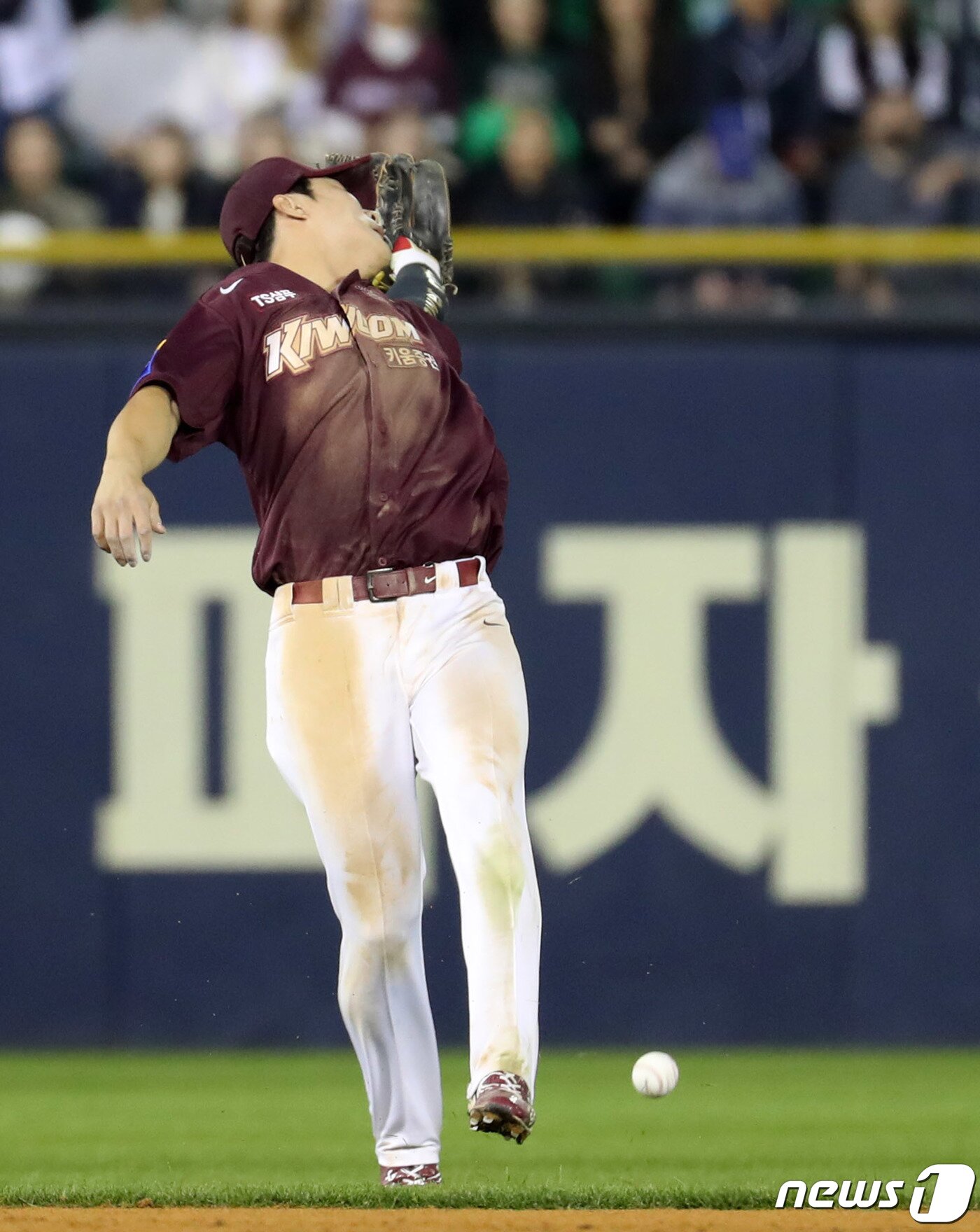 본문 이미지 - 22일 오후 서울 잠실야구장에서 열린 프로야구 2019 신한은행 마이카 KBO리그 한국시리즈 1차전 두산 베어스와 키움 히어로즈의 경기, 9회말 두산 선두타자 박건우의 뜬볼 타구를 키움 유격수 김하성이 포구 실책하고 있다. 2019.10.22/뉴스1 ⓒ News1 이동해 기자