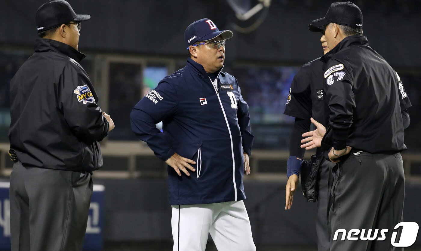 본문 이미지 - 두산 베어스 김태형 감독이 비디오판독 결과에 항의하고 있다. 2019년 한국시리즈 1차전. /뉴스1 ⓒ News1 이동해 기자