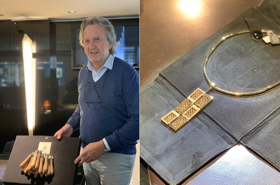 본문 이미지 - 페터 퀴호 주인장이 자신이 한 땀 한 땀 공들여 만든 금 목거리를 보여주고 있다ⓒ 뉴스1