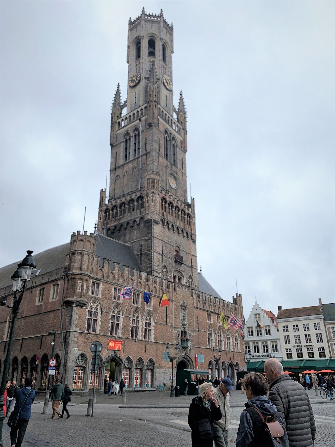 본문 이미지 - 마르크 광장에서 가장 눈에 띄는 브뤼헤 종탑ⓒ 뉴스1