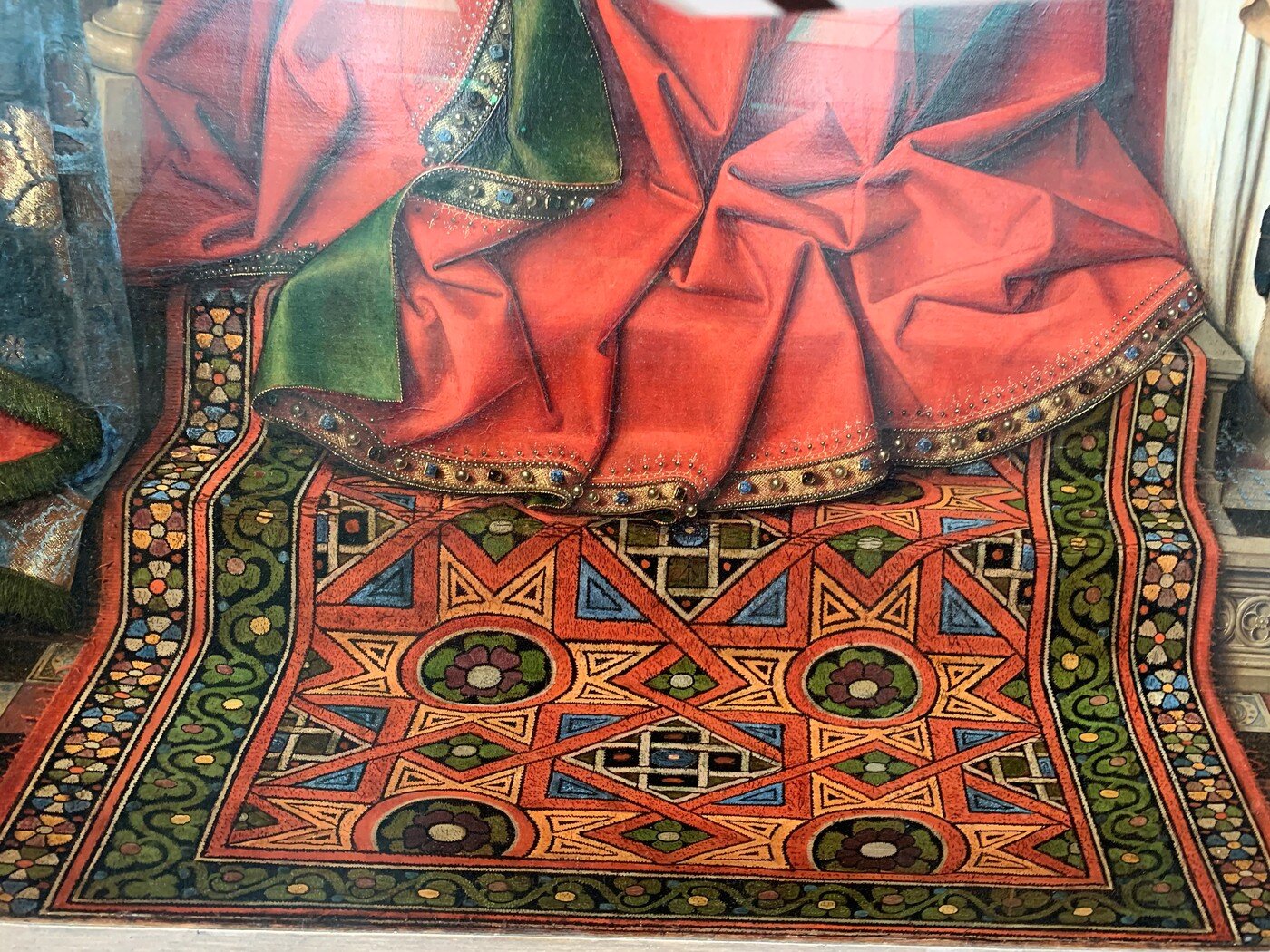 본문 이미지 - 얀 반 에이크의 '반 델 파르의 성모'에서 세밀하게 표현된 카페트ⓒ 뉴스1