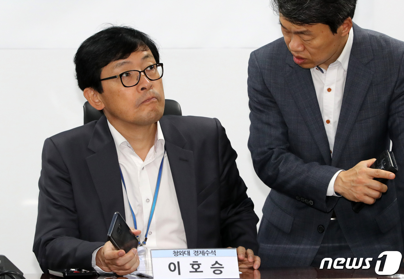 (서울=뉴스1) 이종덕 기자 = 이호승 청와대 경제수석이 23일 서울 여의도 국회 의원회관에서 열린 일본수출규제 대응 당정청 상황점검 및 대책위원회 4차회의에서 참석자와 대화하고 …