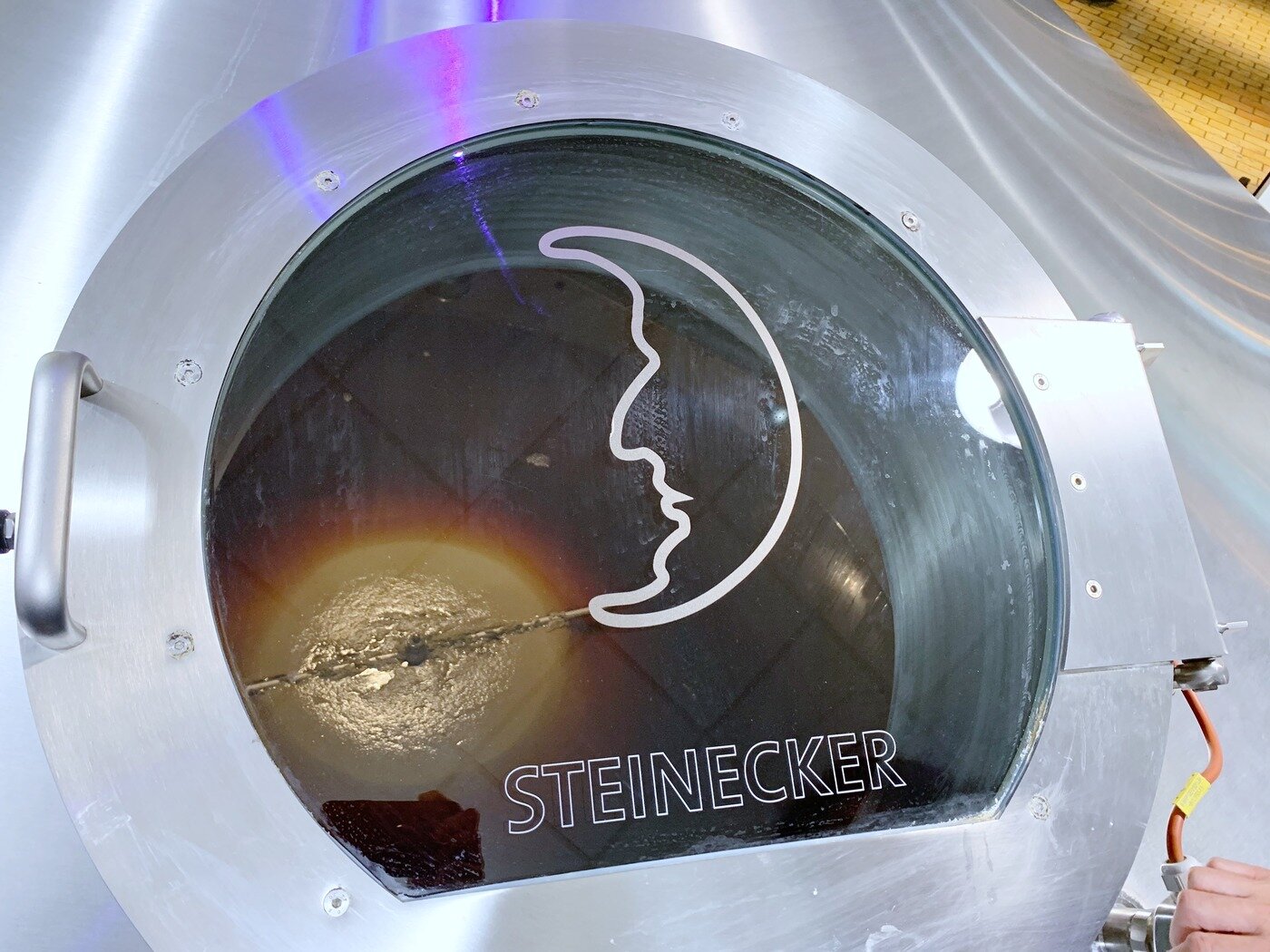 본문 이미지 - 더 할브만 양조장 투어 중 한창 만들어지는 스트라프 헨드릭 쿼드루펠을 볼 수 있다ⓒ 뉴스1