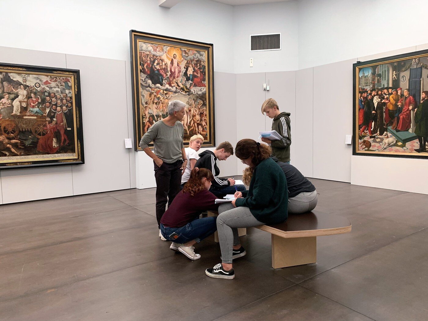 본문 이미지 - 그뢰닝 미술관으로 체험학습 온 브뤼헤 학생들ⓒ 뉴스1