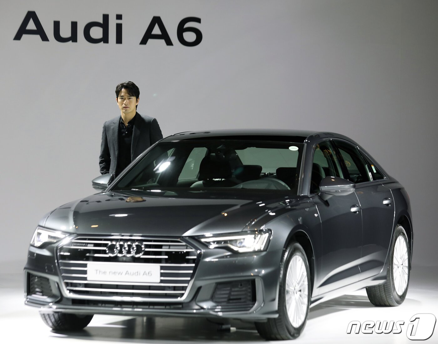 본문 이미지 - 배우 이진욱이 23일 서울 중구 반얀트리 클럽&스파 서울에서 '더 뉴 아우디 A6 45 TFSI 콰트로'를 소개하고 있다. 이번에 출시한 8세대 'A6'는 두가지 라인업으로 출시되며 '더 뉴 아우디 A6 45 TFSI 콰트로'가 66,797,000원, '더 뉴 아우디 A6 45 TFSI 콰트로 프리미엄'이 70,724,000원이다. 2019.10.23/뉴스1 ⓒ News1 황기선 기자