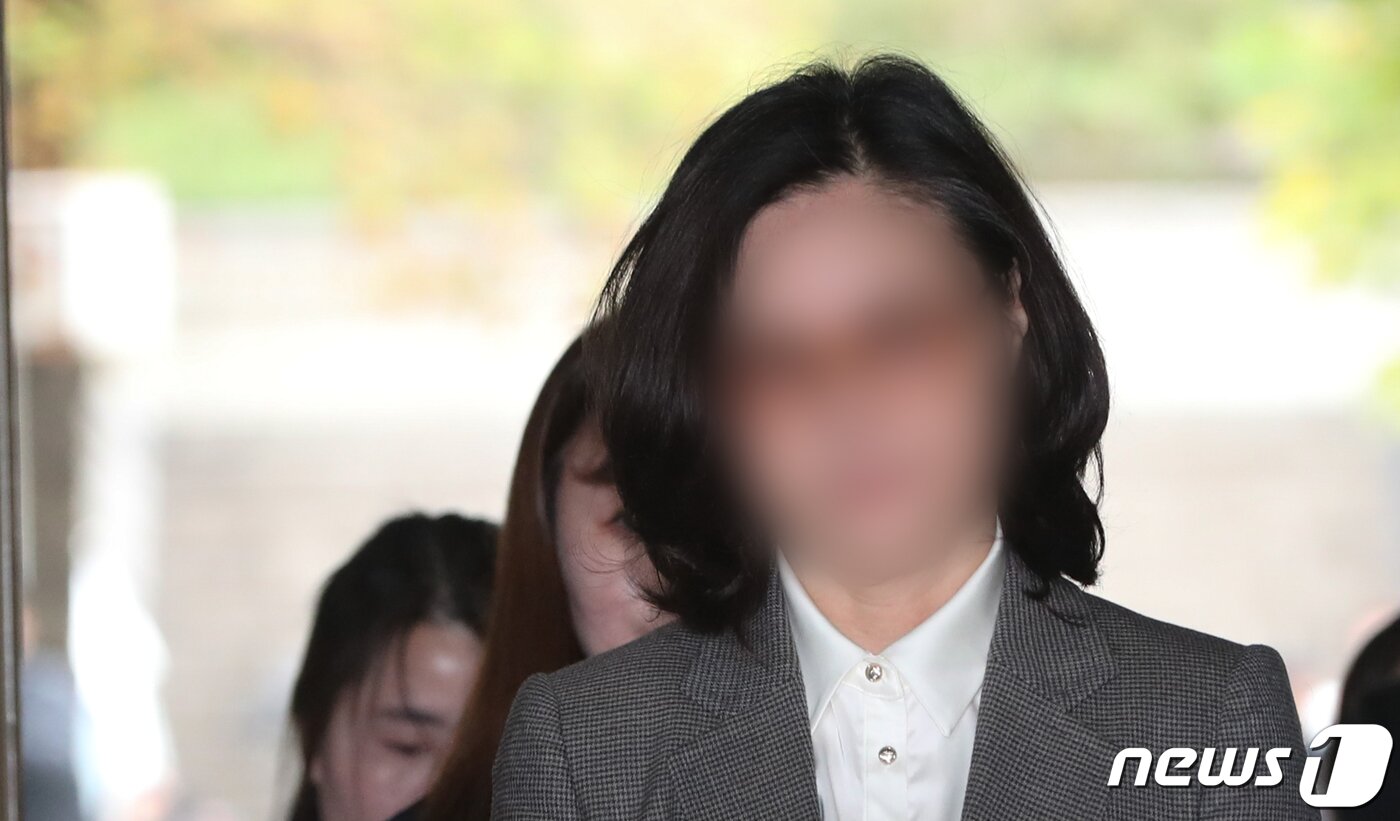 본문 이미지 - 조국 전 법무부장관의 배우자 정경심 동양대 교수가 23일 서울 서초구 서울중앙지법에서 열린 구속 전 피의자심문(영장실질심사)에 출석하고 있다. 2019.10.23/뉴스1 ⓒ News1 허경 기자