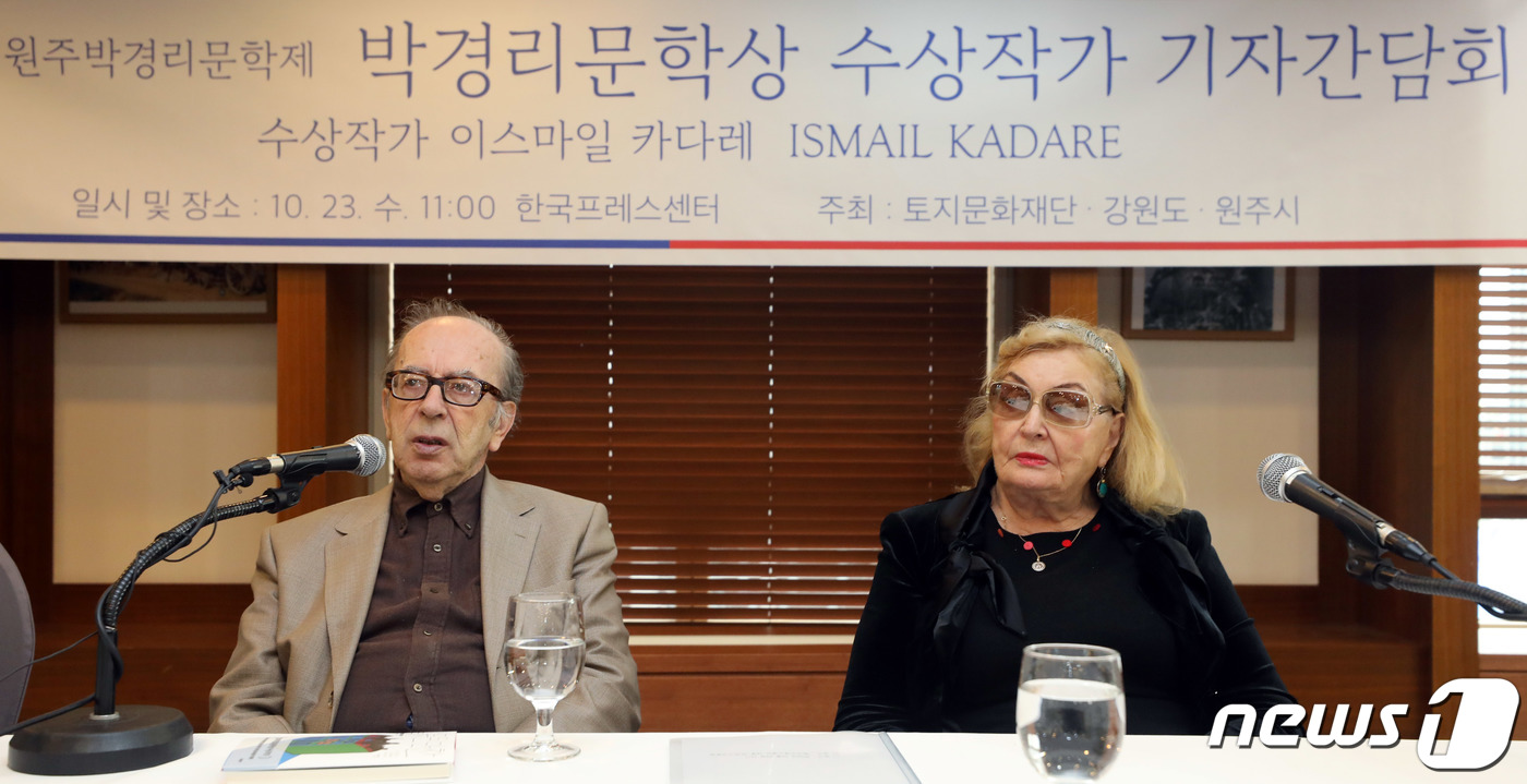 (서울=뉴스1) 이동해 기자 = 작가 이스마일 카다레(왼쪽)가 23일 오전 서울 중구 한국프레스센터에서 열린 '박경리문학상 수상작가 기자간담회'에서 인사말을 하고 있다. 오른쪽은 …