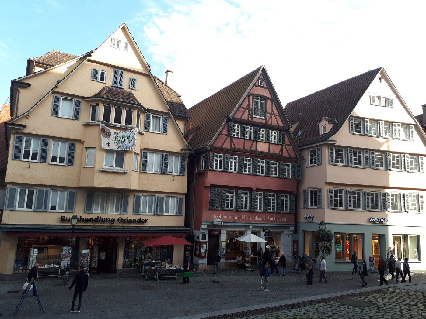 본문 이미지 - 튀빙겐의 구시가. 가운데 자주색 건물이 헤세가 일한 고서점 헤켄하우어. 조성관 작가 제공