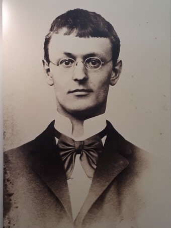 본문 이미지 - 고서점 점원 시절의 헤르만 헤세. 조성관 작가 제공