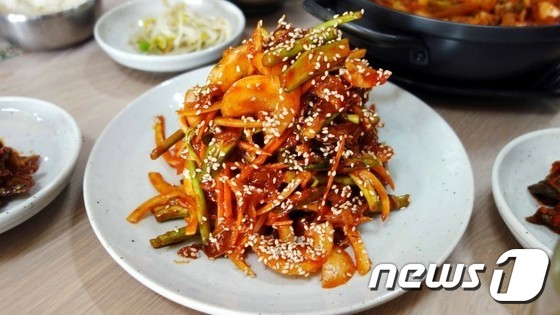 남해군의 향토음식 '갈치회' © 뉴스1
