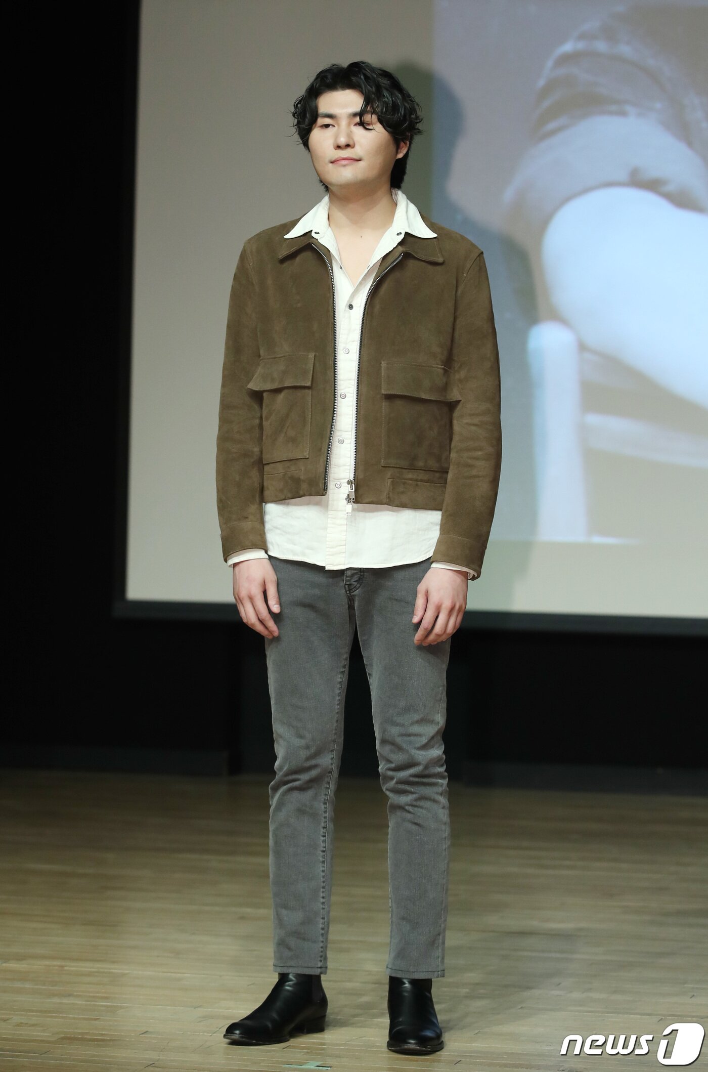 본문 이미지 - 가수 카더가든(본명 차정원)이 23일 오후 서울 청담동 일지아트홀에서 열린 정규 2집 앨범 ‘C’ 음감회에 참석해 포즈를 취하고 있다. 2019.10.23/뉴스1 ⓒ News1 권현진 기자