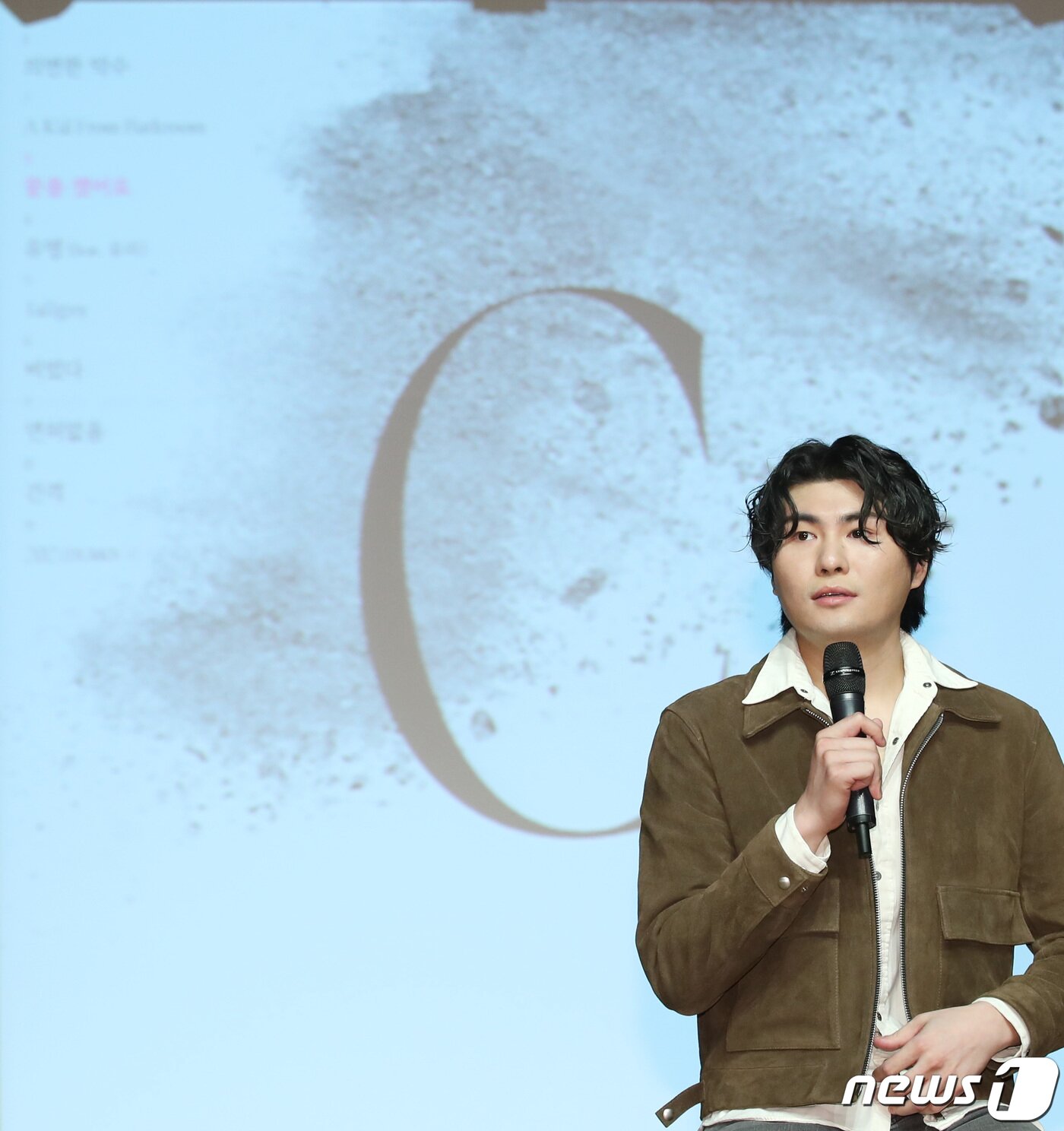 본문 이미지 - 가수 카더가든(본명 차정원)이 23일 오후 서울 청담동 일지아트홀에서 열린 정규 2집 앨범 ‘C’ 음감회에 참석해 신곡을 선보이고 있다. 2019.10.23/뉴스1 ⓒ News1 권현진 기자