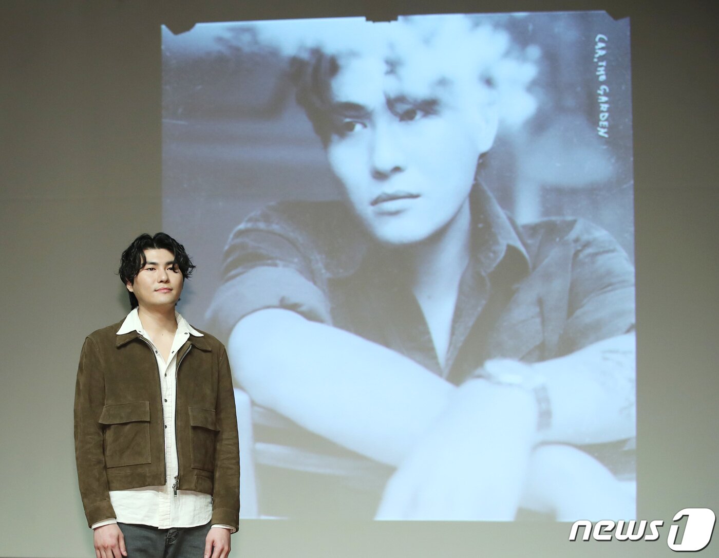 본문 이미지 - 가수 카더가든(본명 차정원)이 23일 오후 서울 청담동 일지아트홀에서 열린 정규 2집 앨범 ‘C’ 음감회에 참석해 포즈를 취하고 있다. 2019.10.23/뉴스1 ⓒ News1 권현진 기자