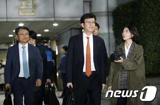 법원 나서는 김종근 변호사