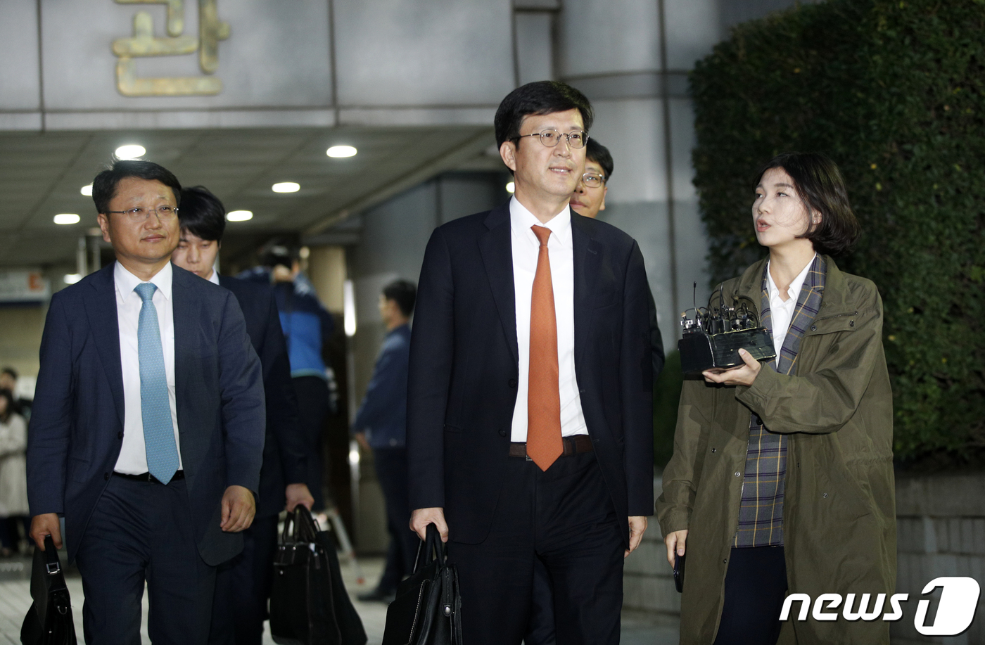 (서울=뉴스1) 안은나 기자 = 정경심 동양대 교수 변호인 김종근 변호사가 23일 오후 서울 서초구 중앙지방법원에서 정 교수의 구속 전 피의자심문(영장실질심사)을 마친 뒤 취재진 …