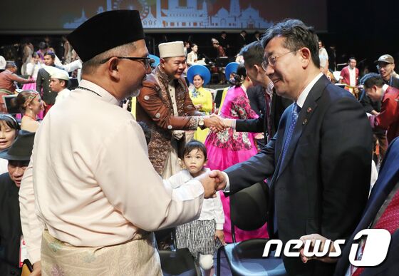 박양우 문화체육관광부 장관이 23일 광주 동구 국립아시아문화전당 예술극장에서 열린 아시아전통오케스트라 공연을 관람한 뒤 출연진을 격려하고 있다. (문화체육관광부 제공) 2019.10.23/뉴스1