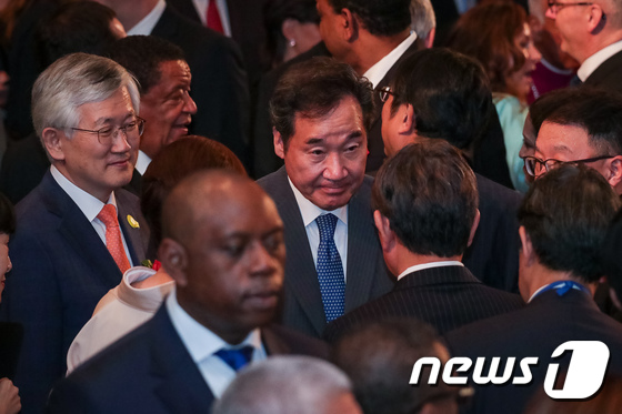 아베 총리 주최 만찬 참석한 이낙연 총리, 일본측 인사와 대화