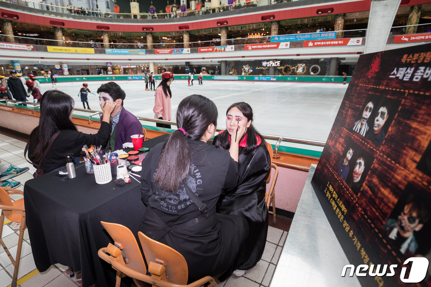 (서울=뉴스1) = 서울 송파구 롯데월드 어드벤처 지하 3층 아이스링크에서 시민들이 할로윈 분장을 받고 있다.24일 롯데월드 아이스링크는 할로윈을 맞아 오는 30~31일 아이스링크 …