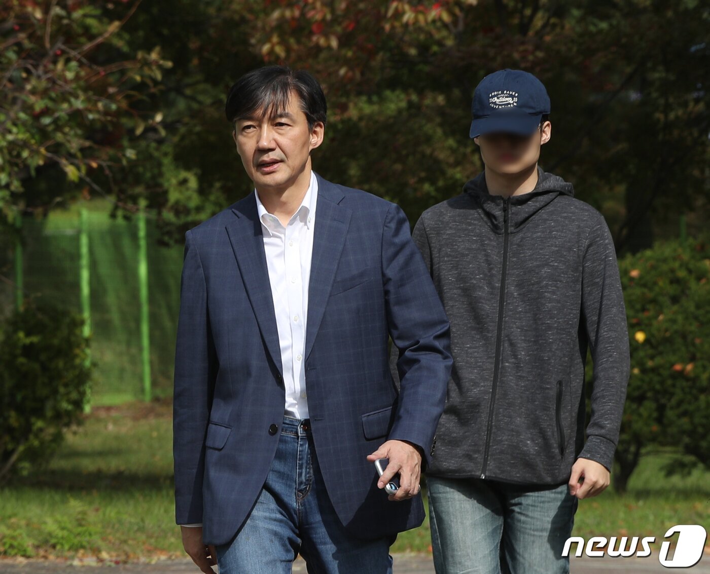 본문 이미지 - 조국 전 법무부 장관과 아들이 24일 오전 경기 의왕시 서울구치소를 나서고 있다. 2019.10.24/뉴스1 ⓒ News1 신웅수 기자