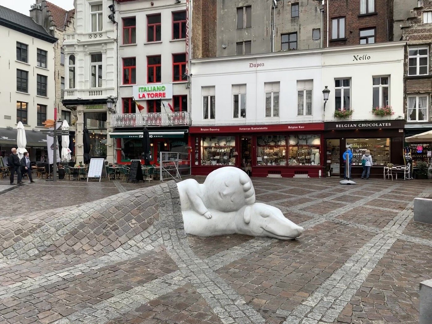 본문 이미지 - 앤트워프 성모 마리아 대성당 앞에 자리하고 있는 잠자는 네로와 파트라슈의 조형물ⓒ 뉴스1