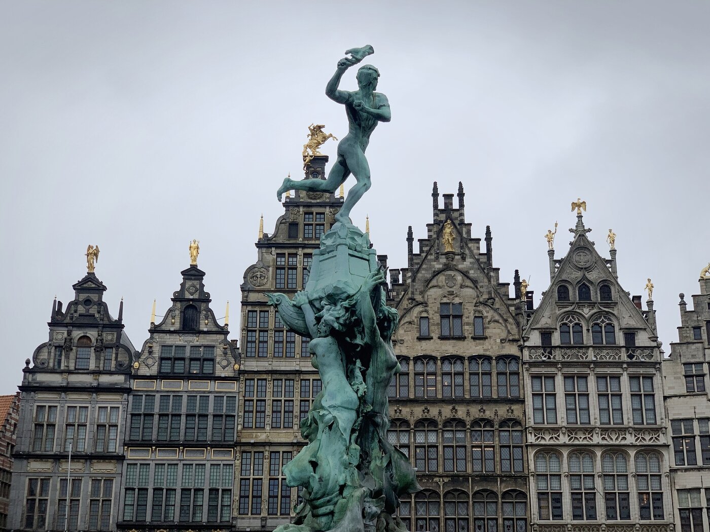 본문 이미지 - 앤트워프 광장을 상징하는 거인의 잘린 손을 던지는 소년 동상ⓒ 뉴스1