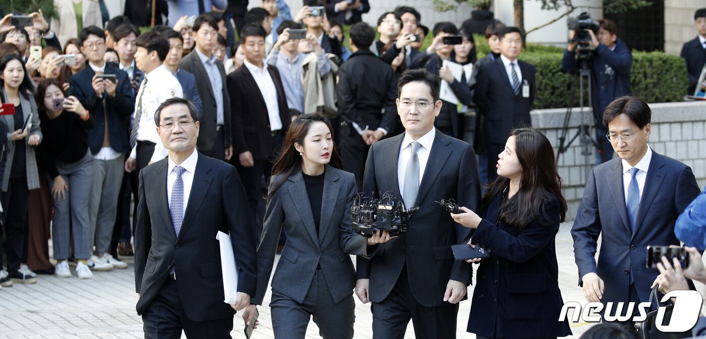 본문 이미지 - '국정농단' 사태에 연루돼 기소된 이재용 삼성전자 부회장이 25일 오전 서울 서초구 고등법원에서 뇌물공여 등 파기환송심 첫 공판을 마친 후 차로 향하고 있다. 이 부회장이 피고인 신분으로 재판정에 나온 것은 지난해 2월 징역형의 집행유예 판결을 받은 이후 627일 만이다. 2019.10.25/뉴스1 ⓒ News1 안은나 기자