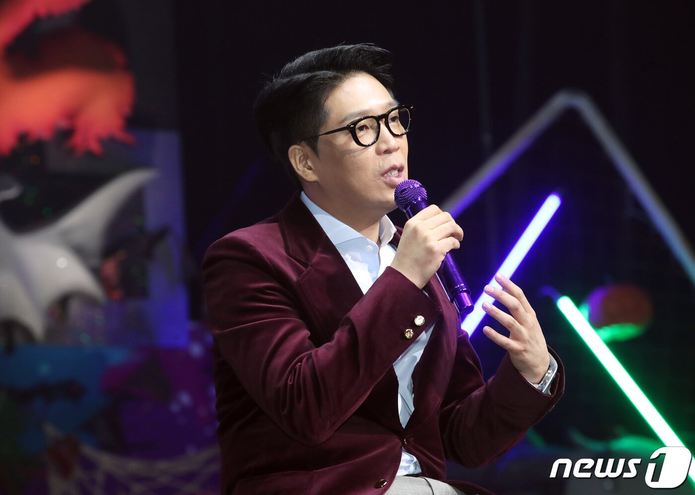본문 이미지 - 래퍼 MC몽이 25일 오후 서울 광진구 YES24 라이브홀에서 열린 음감회에 참석해 취재진 질문에 답하고 있다. MC몽은 지난 2010년 병역 기피 혐의로 논란이 되며 방송활동을 중단했다. 법원은 2012년 그에게 무혐의 판결을 내렸지만, 입대를 연기하려 했다는 이유로 집행유예를 선고했다. 2019.10.25 ⓒ 뉴스1 권현진 기자