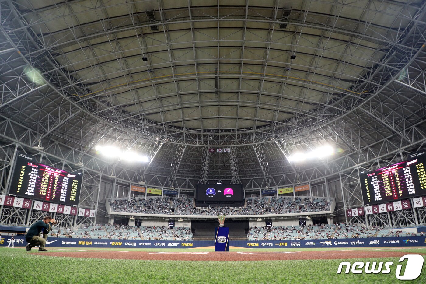 본문 이미지 - 25일 오후 서울 구로구 고척스카이돔에 프로야구 2019 신한은행 마이카 KBO리그 한국시리즈 3차전 두산 베어스와 키움 히어로즈의 경기를 앞두고 우승 트로피가 놓여져 있다. 2019.10.25/뉴스1 ⓒ News1 황기선 기자