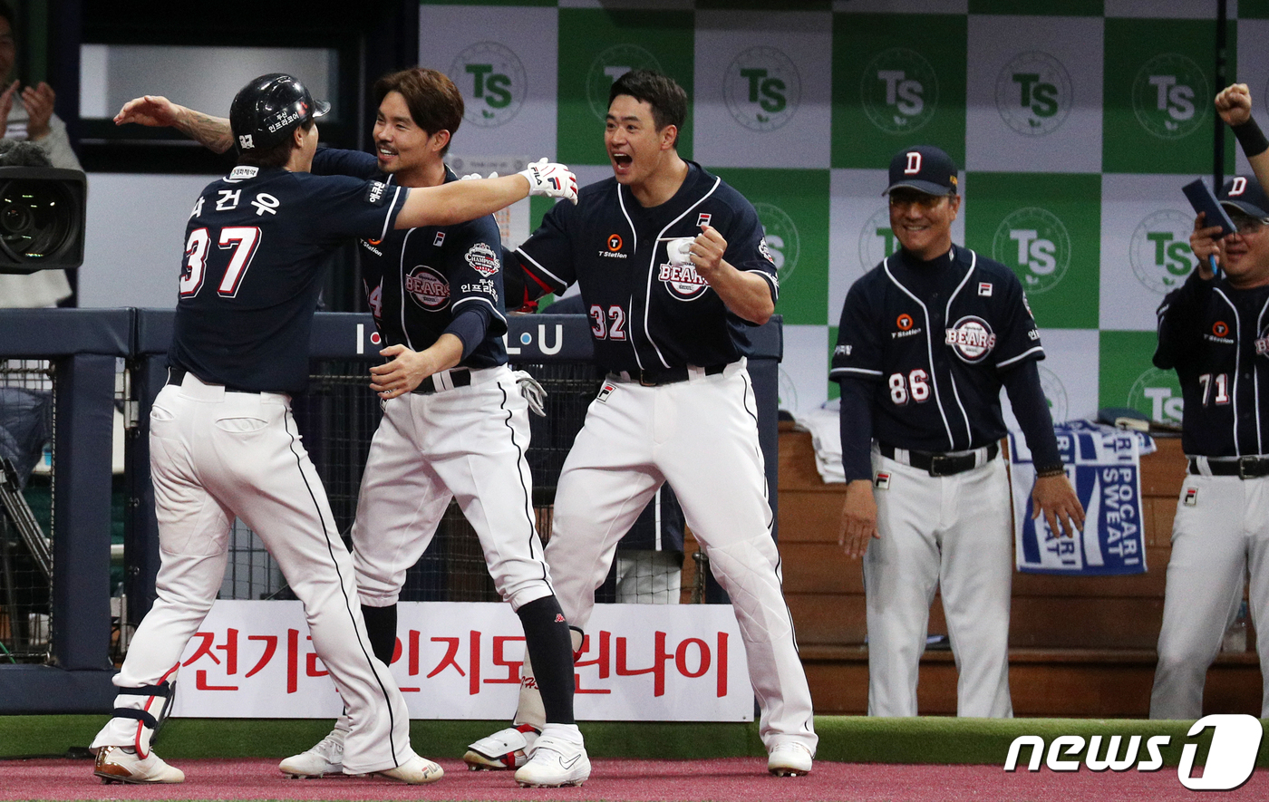 (서울=뉴스1) 황기선 기자 = 25일 오후 서울 구로구 고척스카이돔에서 열린 프로야구 2019 신한은행 마이카 KBO리그 한국시리즈 3차전 두산 베어스와 키움 히어로즈의 경기 3 …