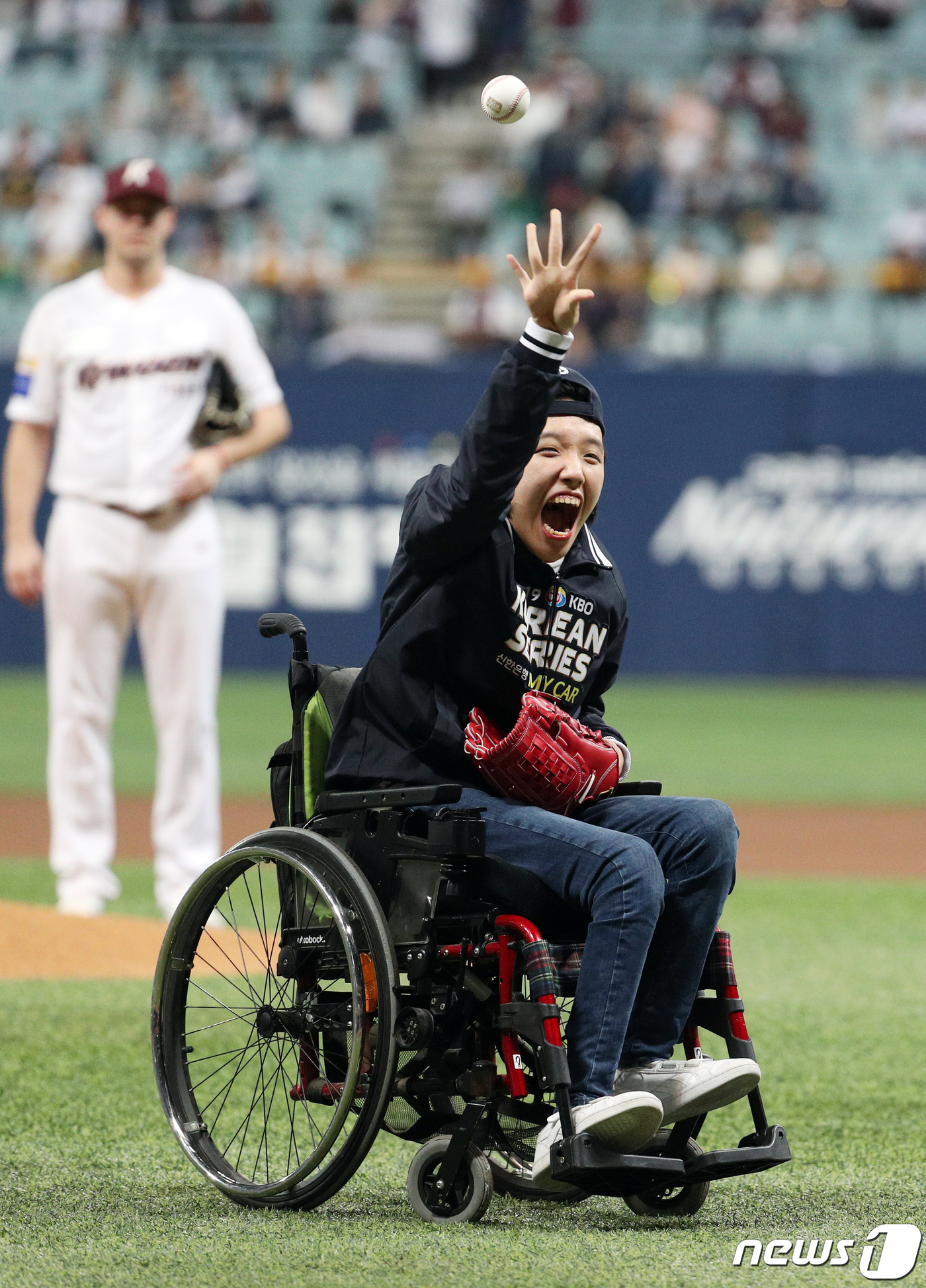 (서울=뉴스1) 황기선 기자 = 25일 오후 서울 구로구 고척스카이돔에서 열린 프로야구 2019 신한은행 마이카 KBO리그 한국시리즈 3차전 두산 베어스와 키움 히어로즈의 경기에서 …