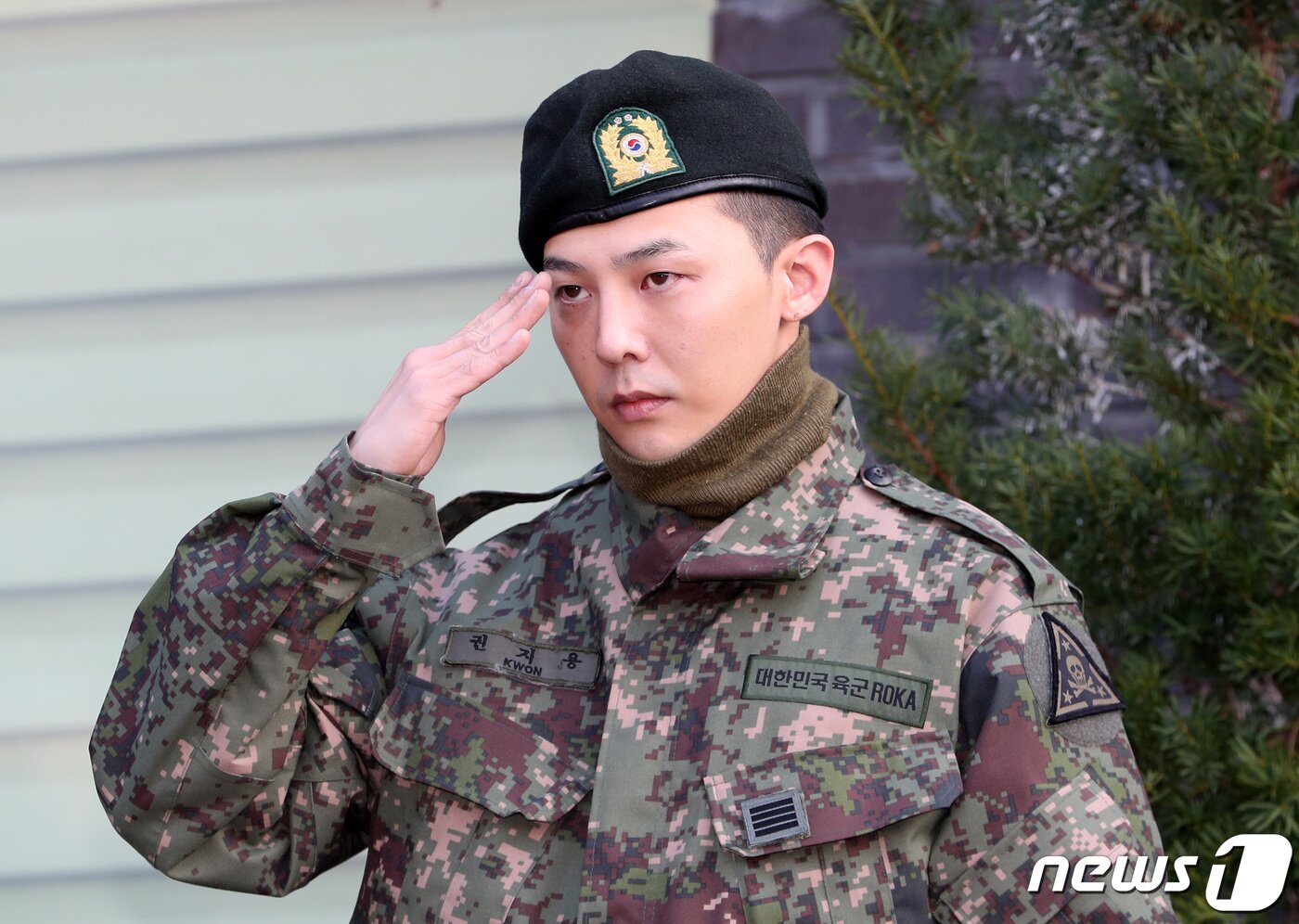 본문 이미지 - 빅뱅 지드래곤(31·본명 권지용)이 26일 오전 경기도 용인시 육군지상작전사령부에서 현역 제대하며 경례하고 있다. 당초 지드래곤은 그간 군 복무를 했던 강원도 철원군 백골부대에서 제대할 예정이었으나 철원이 아프리카돼지열병(ASF) 바이러스 검출 접경지라 여러가지 상황을 고려해 지드래곤의 전역 장소를 철원에서 용인으로 변경했다. 2019.10.26/뉴스1 ⓒ News1 조태형 기자
