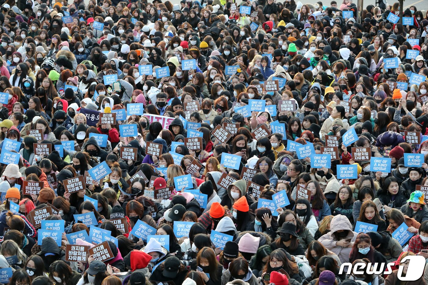 본문 이미지 - 26일 오전 경기도 용인시 육군지상작전사령부에서 빅뱅 지드래곤(31·본명 권지용)의 팬들이 지드래곤의 현역 제대를 기다리고 있다. 당초 지드래곤은 그간 군 복무를 했던 강원도 철원군 백골부대에서 제대할 예정이었으나 철원이 아프리카돼지열병(ASF) 바이러스 검출 접경지라 여러가지 상황을 고려해 전역 장소를 철원에서 용인으로 변경했다. 2019.10.26/뉴스1 ⓒ News1 조태형 기자