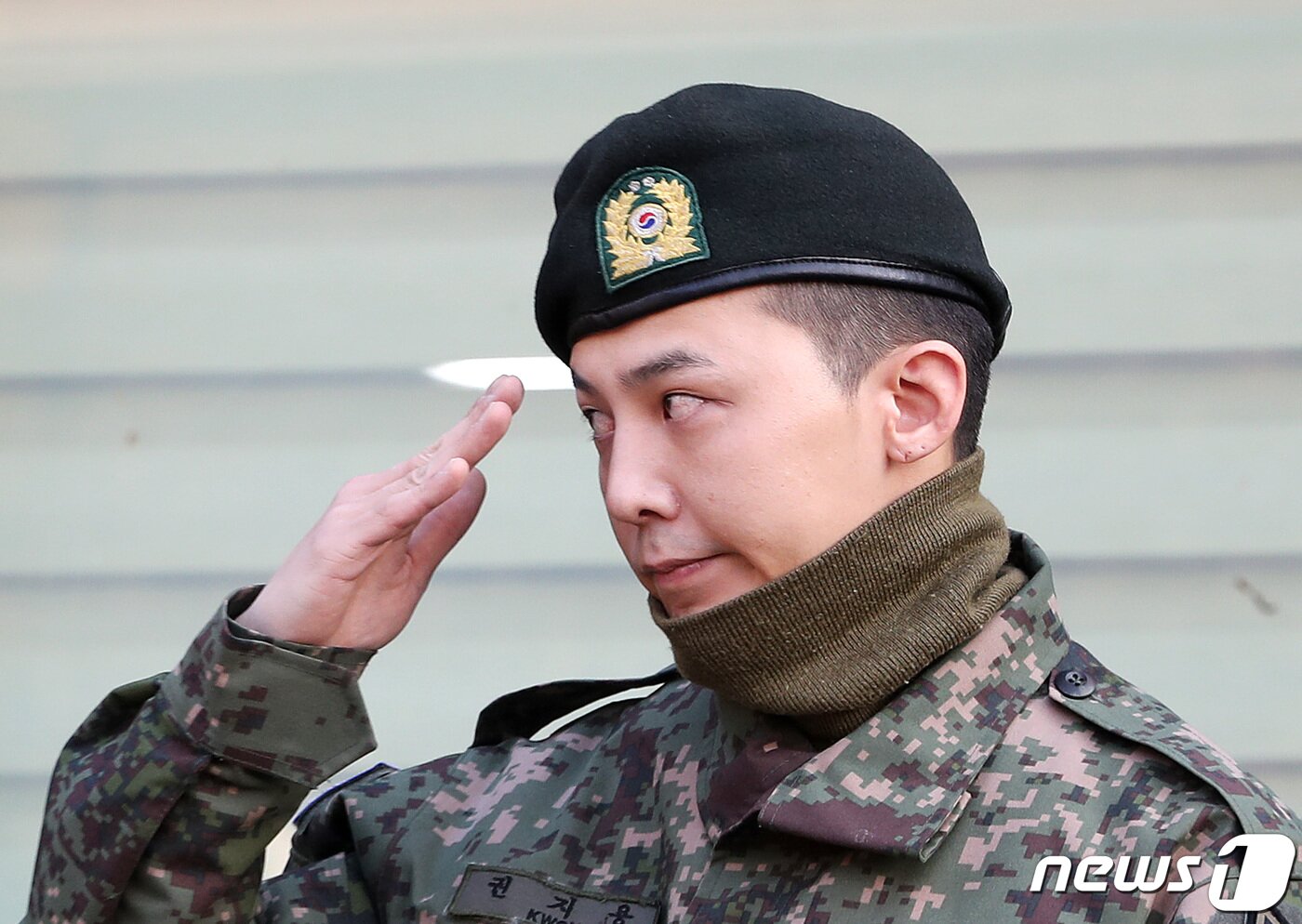 본문 이미지 - 빅뱅 지드래곤(31·본명 권지용)이 26일 오전 경기도 용인시 육군지상작전사령부에서 현역 제대하며 소감을 밝히고 있다. 당초 지드래곤은 그간 군 복무를 했던 강원도 철원군 백골부대에서 제대할 예정이었으나 철원이 아프리카돼지열병(ASF) 바이러스 검출 접경지라 여러가지 상황을 고려해 지드래곤의 전역 장소를 철원에서 용인으로 변경했다. 2019.10.26/뉴스1 ⓒ News1 조태형 기자