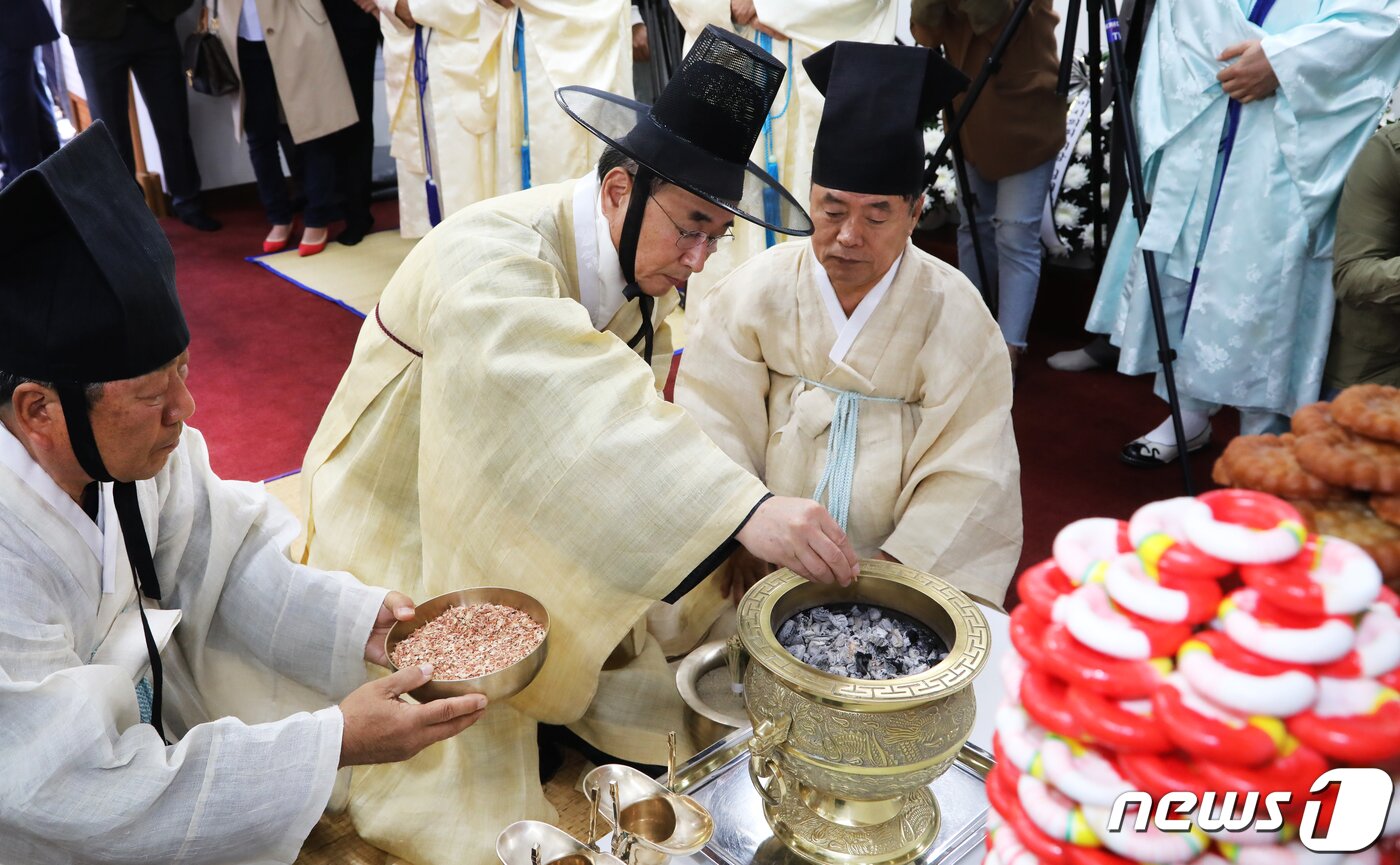 본문 이미지 - 26일 경북 구미시 박정희 전 대통령 생가에서 열린 '박정희 대통령 서거 40주기 추도식'에 초헌관으로 참석한 장세용 시장(가운데)이 박 전 대통령 영전에 향을 피우고 있다. 2019.10.26/뉴스1 ⓒ News1 정우용 기자