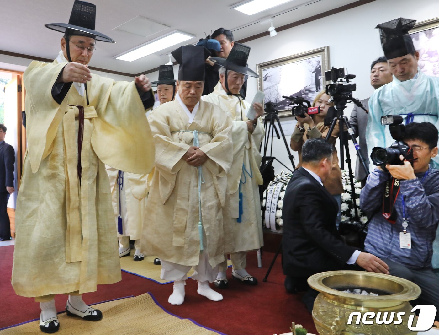 본문 이미지 - 26일 경북 구미시 박정희 전 대통령 생가에서 열린 '박정희 대통령 서거 40주기 추도식'에 초헌관으로 참석한 장세용 시장(왼쪽)이 박 전 대통령 영전에 절을 하고 있다. 장 시장은 "첨단공업도시 50년의 역사를 태동시킨 박정희 대통령의 풍운의 삶을 되돌아보면서 세상의 변화를 두려워하지 않은 실용주의적 혁신가로 박 전 대통령을 기억하고 난국을 돌파할 지침으로 삼겠다＂고 말했다. 2019.10.26/뉴스1 ⓒ News1 정우용 기자