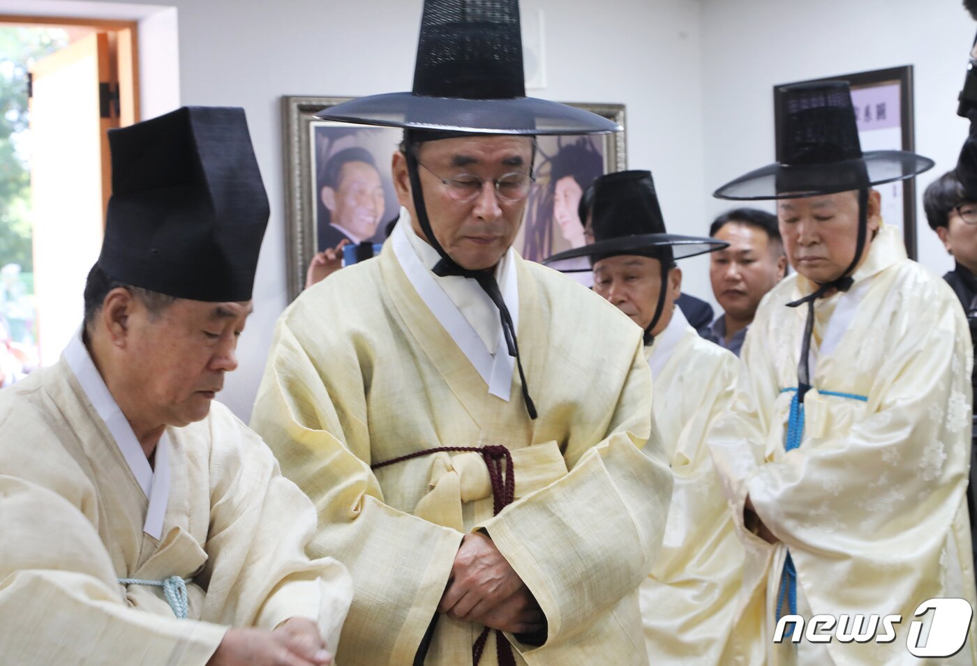 본문 이미지 - 26일 경북 구미시 박정희 전 대통령 생가에서 열린 '박정희 대통령 서거 40주기 추도식'에 초헌관으로 참석한 장세용 시장(가운데)이 추도식장으로 들어서고 있다.2019.10.26/뉴스1 ⓒ News1 정우용 기자