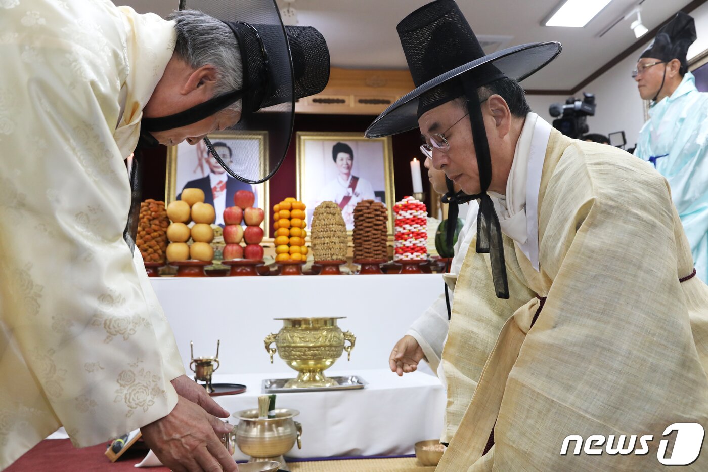 본문 이미지 - 26일 경북 구미시 박정희 전 대통령 생가에서 열린 '박정희 대통령 서거 40주기 추도식'에 초헌관으로 참석한 장세용 시장(오른쪽)이 박 전 대통령 영전 앞에서 예를 올리고 있다. 장 시장은 "첨단공업도시 50년의 역사를 태동시킨 박정희 대통령의 풍운의 삶을 되돌아보면서 세상의 변화를 두려워하지 않은 실용주의적 혁신가로 박 전 대통령을 기억하고 난국을 돌파할 지침으로 삼겠다＂고 말했다. 2019.10.26/뉴스1 ⓒ News1 정우용 기자