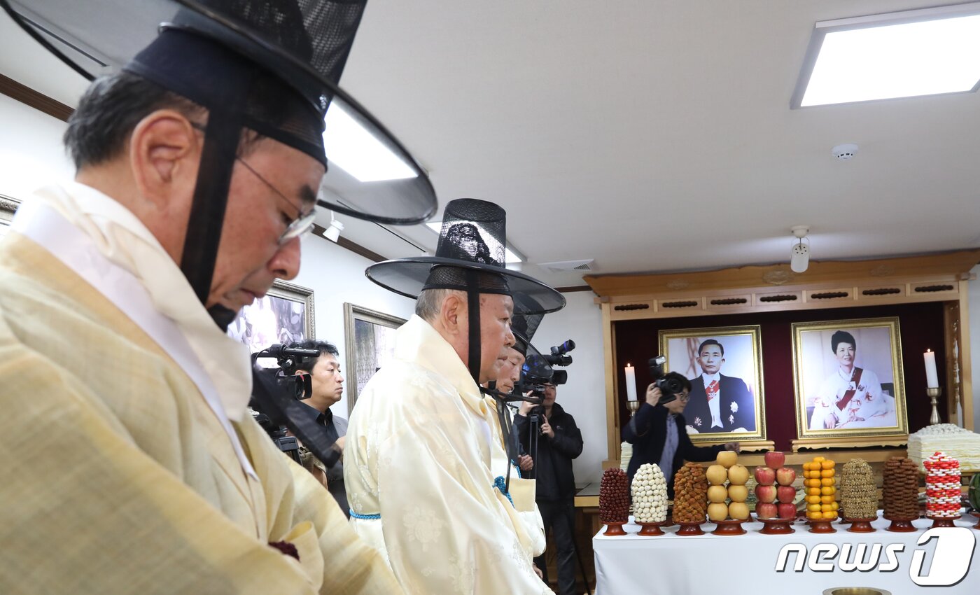 본문 이미지 - 26일 경북 구미시 박정희 전 대통령 생가에서 열린 '박정희 대통령 서거 40주기 추도식'에 초헌관으로 참석한 장세용 시장(왼쪽 첫번째)이 박 전 대통령 영전 앞에서 고개를 숙이고 있다. 장 시장은 "첨단공업도시 50년의 역사를 태동시킨 박정희 대통령의 풍운의 삶을 되돌아보면서 세상의 변화를 두려워하지 않은 실용주의적 혁신가로 박 전 대통령을 기억하고 난국을 돌파할 지침으로 삼겠다＂고 말했다. 2019.10.26/뉴스1 ⓒ News1 정우용 기자