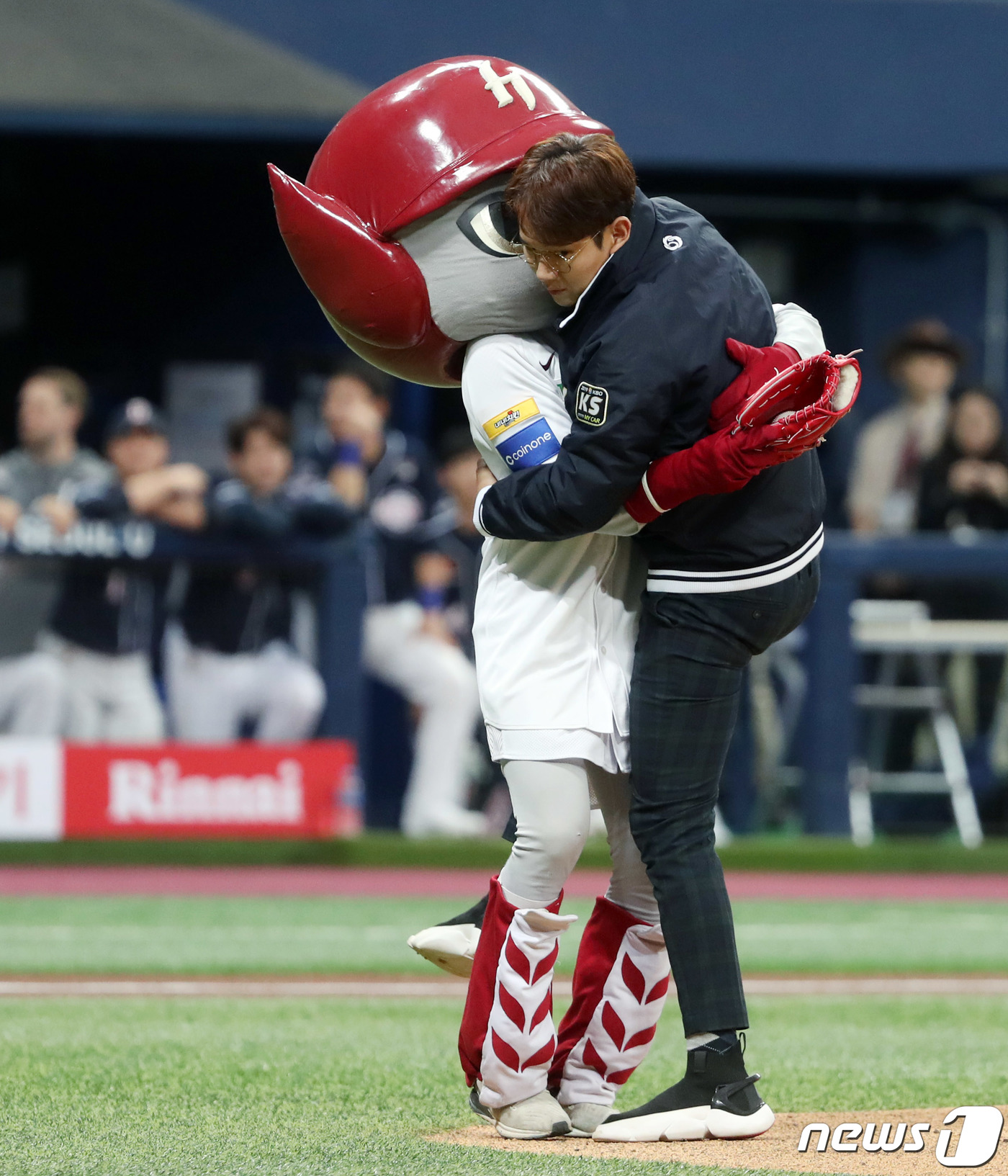 (서울=뉴스1) 이동해 기자 = 26일 오후 서울 구로구 고척스카이돔에서 열린 프로야구 2019 신한은행 마이카 KBO리그 한국시리즈 4차전 두산 베어스와 키움 히어로즈의 경기, …