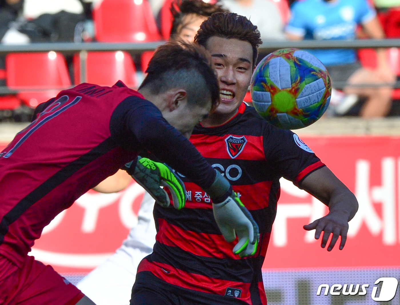 (포항=뉴스1) 최창호 기자 = 26일 오후 경북 포항시 남구 스틸야드에서 열린 프로축구 하나원큐 K리그1 2019 35라운드 포항 스틸러스와 대구 FC의 경기 후반 대구 수문장 …