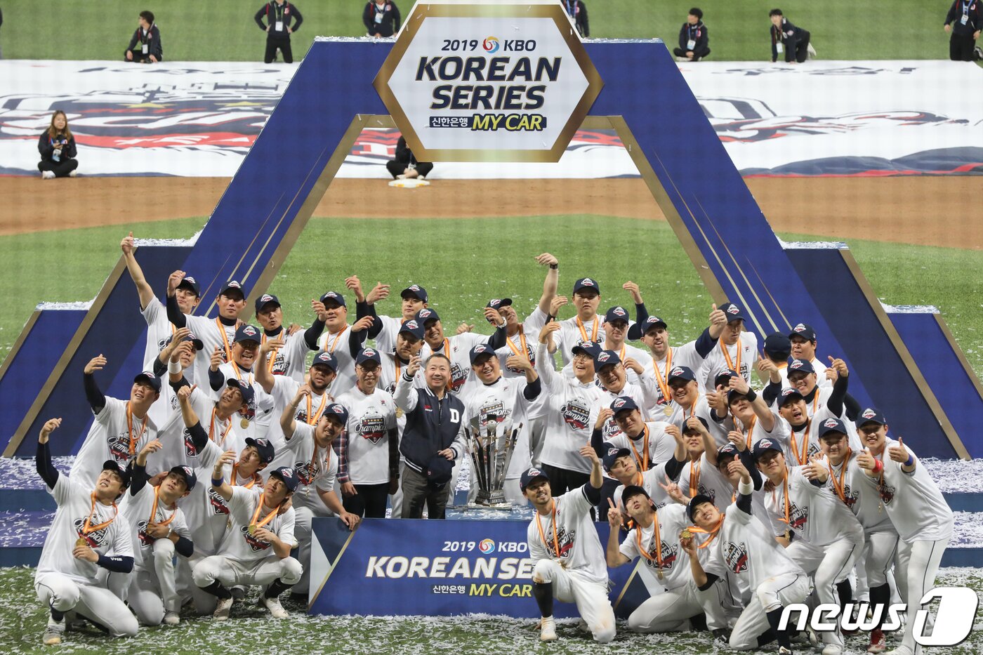 본문 이미지 - 2019 신한은행 마이카 KBO리그 한국시리즈에서 우승한 두산 베어스선수와 코치진 등이 시상식에서 셀카 세리머니를 하고 있다. 2019.10.26/뉴스1 ⓒ News1 이광호 기자