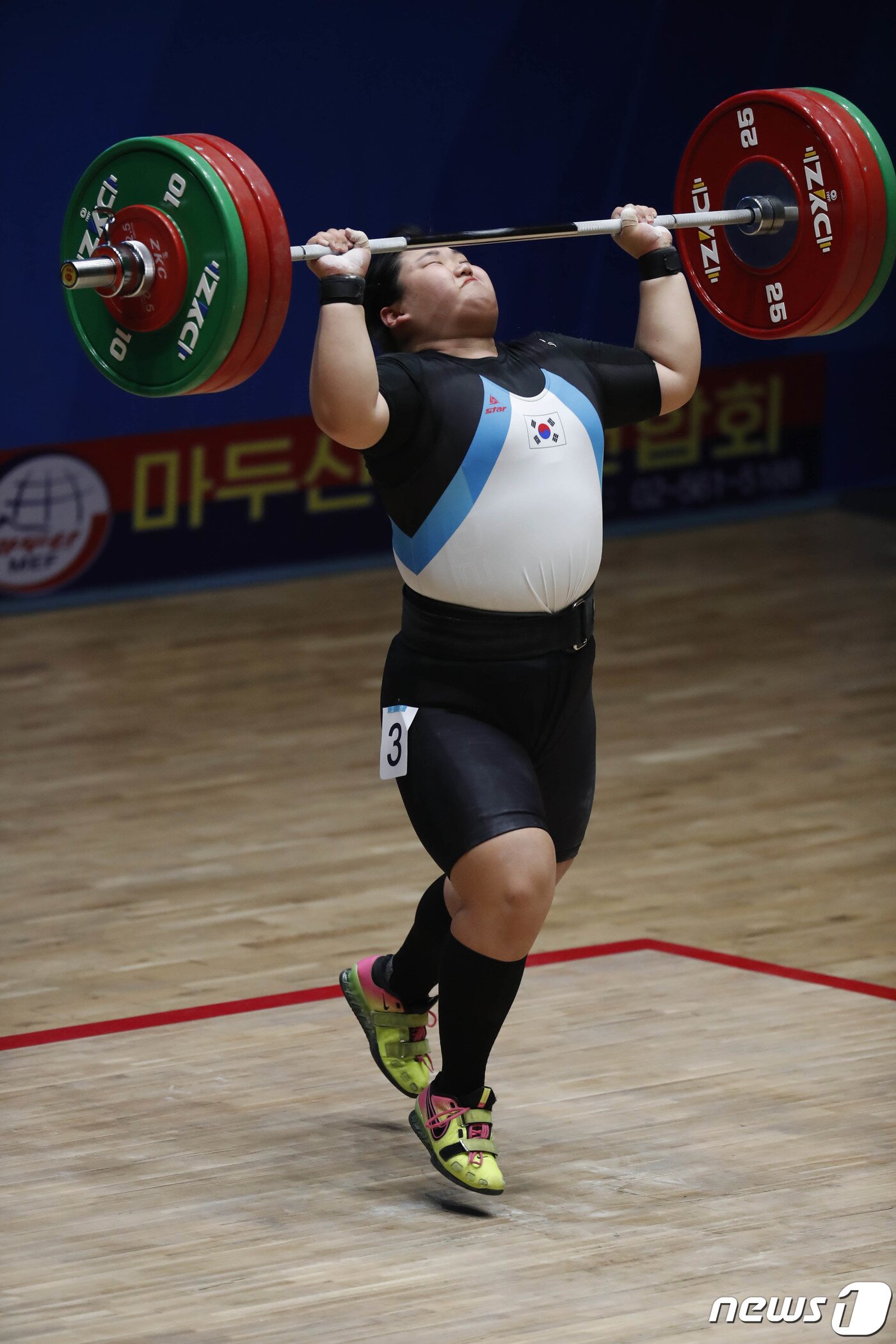 본문 이미지 - 27일 평양 청춘가역도전용경기장에서 열린 2019 아시아 유소년·주니어 역도선수권 대회 여자 +81㎏급에 출전한 박혜정(선부중)이 용상 1차 145kg을 들어올리며 세계신기록을 세우고 있다.2019.10.27/뉴스1 ⓒ News1 사진공동취재단