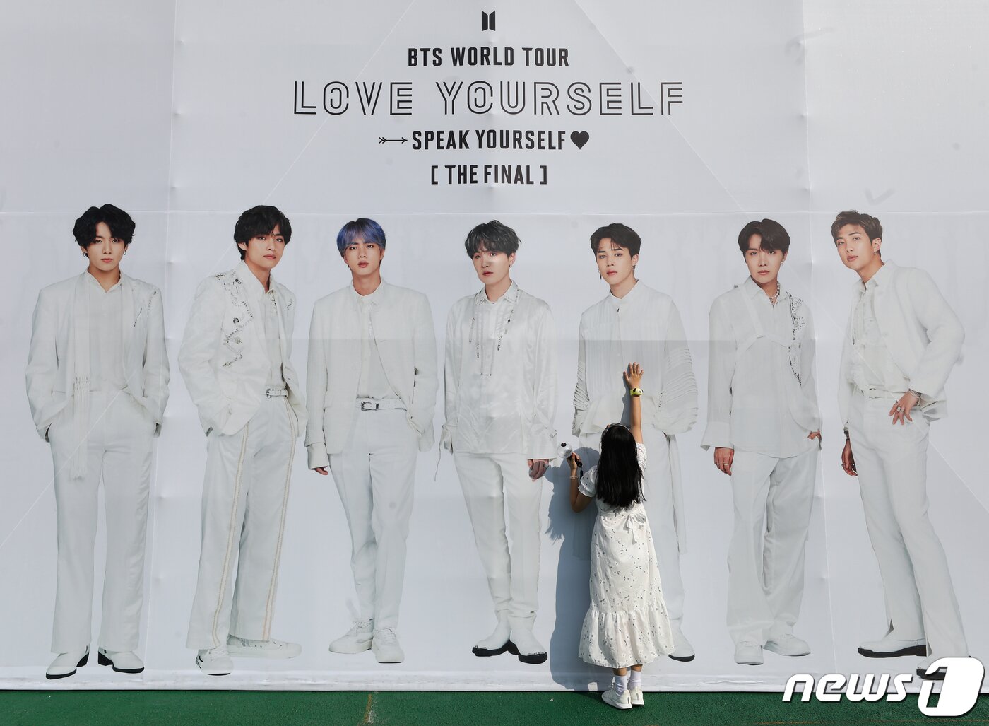 본문 이미지 - 지난 2019년 서울 송파구 잠실종합운동장에서 열린 방탄소년단(BTS) 서울 파이널 콘서트 'Love Yourself: Speak Yourself에서 팬들이 기념촬영을 하는 모습. 2019.10.27/뉴스1 ⓒ News1 신웅수 기자