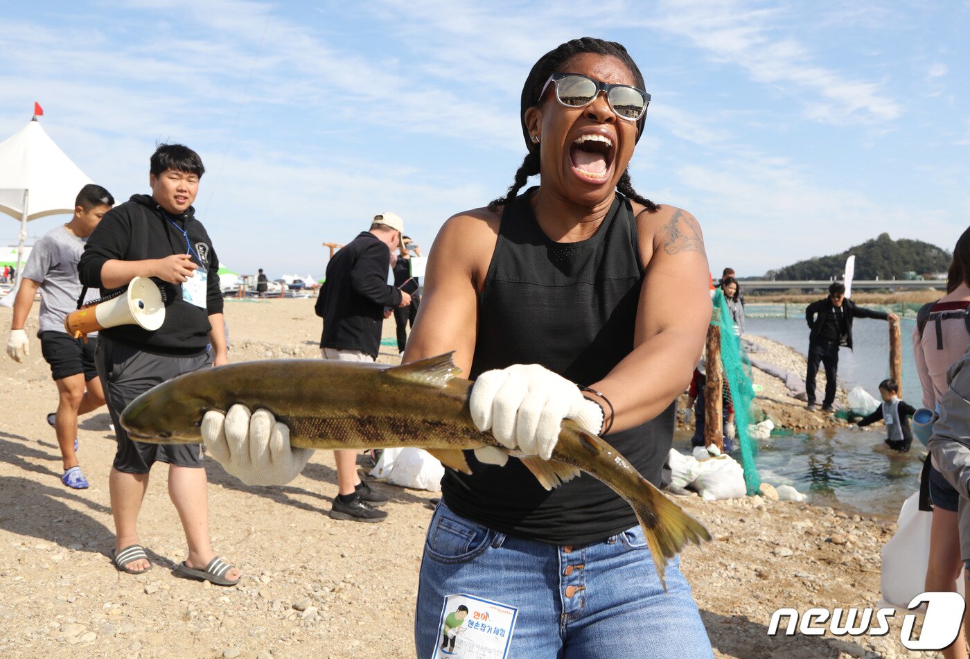본문 이미지 - 양양연어축제 참가한 외국인.(뉴스1 DB)