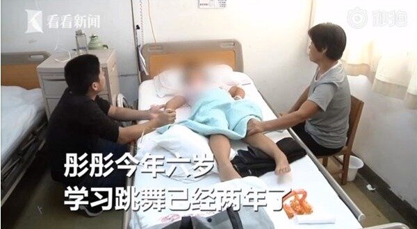 본문 이미지 - 병원에 입원한 통양. 통양은 올해 6세이며, 무용을 배운지는 2년이 됐다는 자막. - 웨이보 갈무리