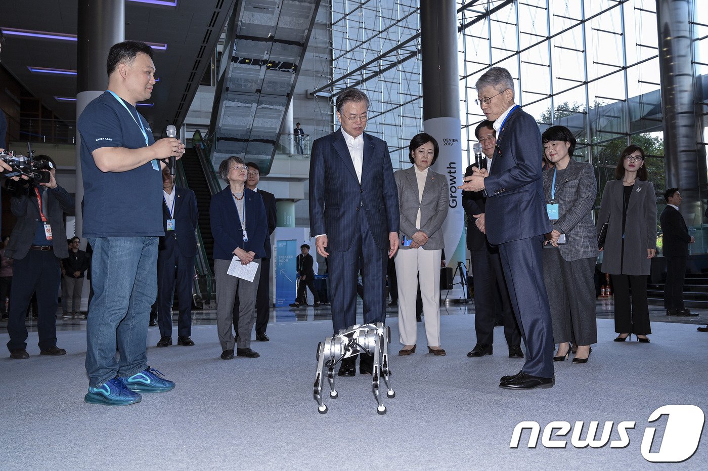 문재인 대통령이 28일 서울 삼성동 코엑스에서 열린 &#39;네이버 데뷰 2019&#39; 행사에서 &#39;미니 치타&#39; 로봇 시연을 살펴보고 있다.&#40;네이버 제공&#41;ⓒ 뉴스1