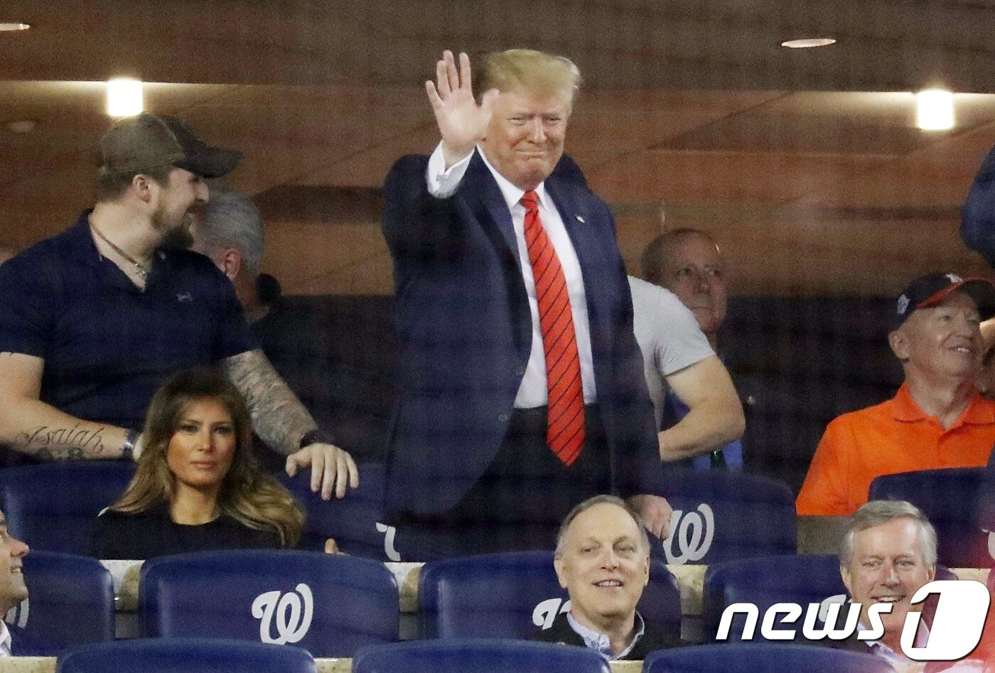 본문 이미지 - 월드시리즈 5차전 경기장을 찾은 도널드 트럼프 미국대통령. ⓒ AFP=뉴스1