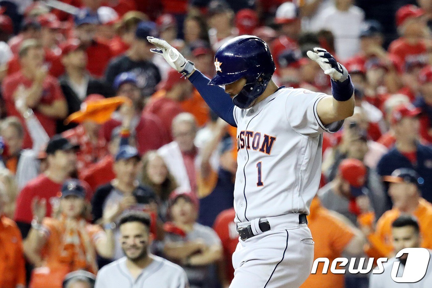 본문 이미지 - 휴스턴 카를로스 코레아가 월드시리즈 5차전서 쐐기포를 날렸다. ⓒ AFP=뉴스1