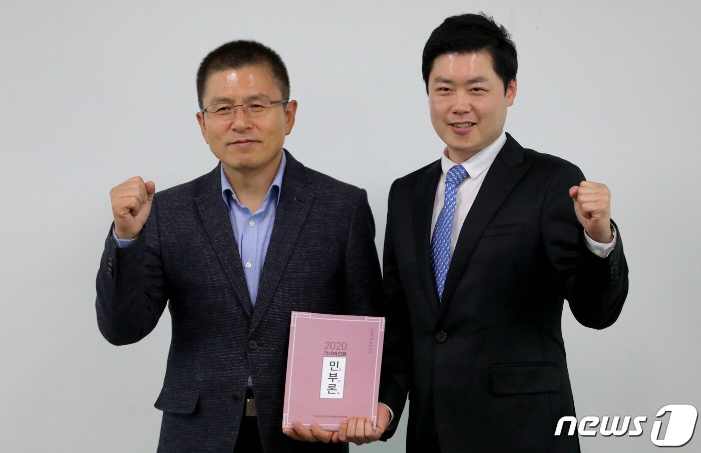 본문 이미지 - 28일 오후 강원도 원주시 문막읍 동화산업단지에서 열린 '민부론 강원설명회 및 기업인 간담회'에서 황교안 자유한국당 대표가 원주 청년기업인 대표와 '민부론 파이팅'을 외치며 기념사진을 촬영하고 있다.2019.10.28/뉴스1 ⓒ News1 장시원 인턴기자