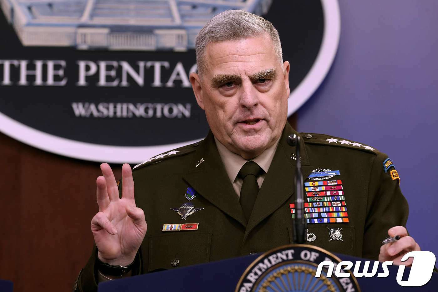 본문 이미지 - 마크 밀리 미 합동참모본부 의장이 28일 국방부 브리핑에서 알 바그다디 습격 작전에 대해 발언하고 있다. ⓒ AFP=뉴스1